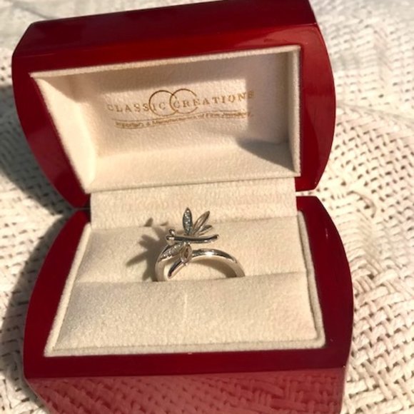 ⭐️Host Pick⭐️ 18K White Gold Dragonfly Ring with Diamonds - Size 7 1/4 - Picture 2 of 11